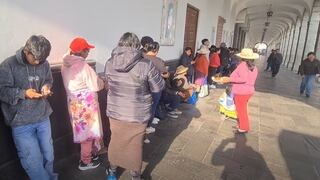 Pobladores madrugan para renovar el DNI de sus hijos en Arequipa