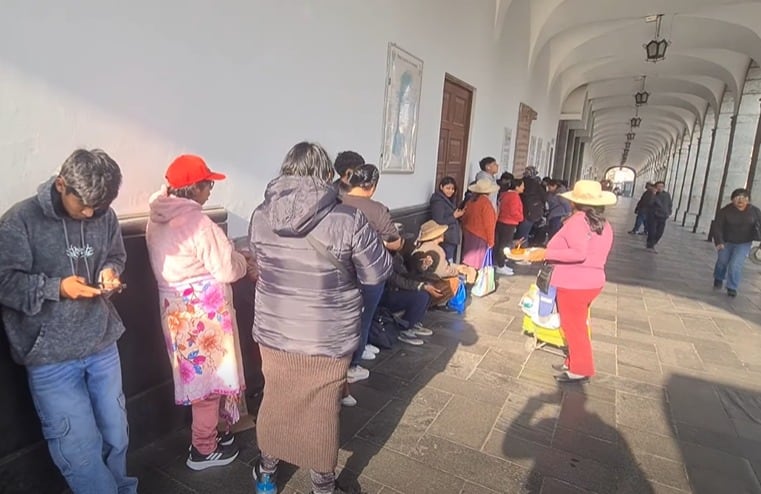 Pobladores madrugan para renovar el DNI de sus hijos. (Foto: Difusión)