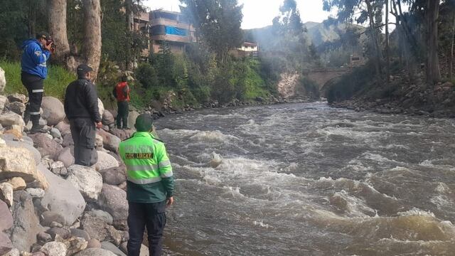 Policías de Angaraes buscan a niña que cayó al caudaloso río Sicra