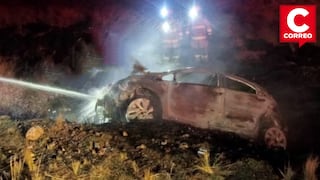 Automóvil se incendia en la carretera Tarma–Jauja y queda reducido a chatarra