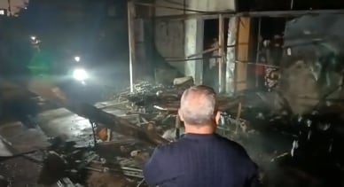 El siniestro ocurrió cerca de la medianoche del domingo en la urbanización Isla Cantagallo. Los bomberos y la Municipalidad del Rímac acudieron para controlar el fuego. (Captura de RPP)