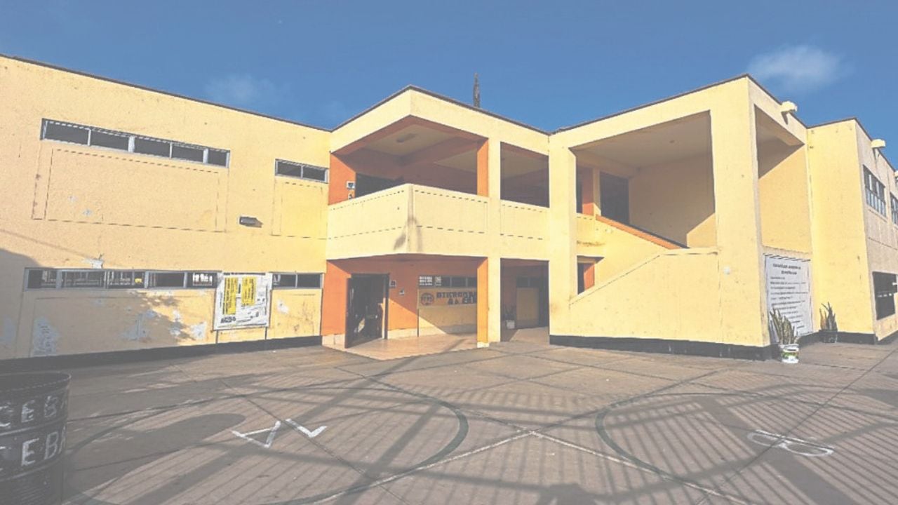 La denuncia la hizo ayer el presidente de la Apafa, Rafael Fernández, quien calificó esta situación como una “vergüenza”, pues les dijeron que ante la falta de mobiliario para los alumnos acudan al centro educativo Alberto Alva Ascurra para buscar entre los objetos que están en desuso algo que les pueda servir.