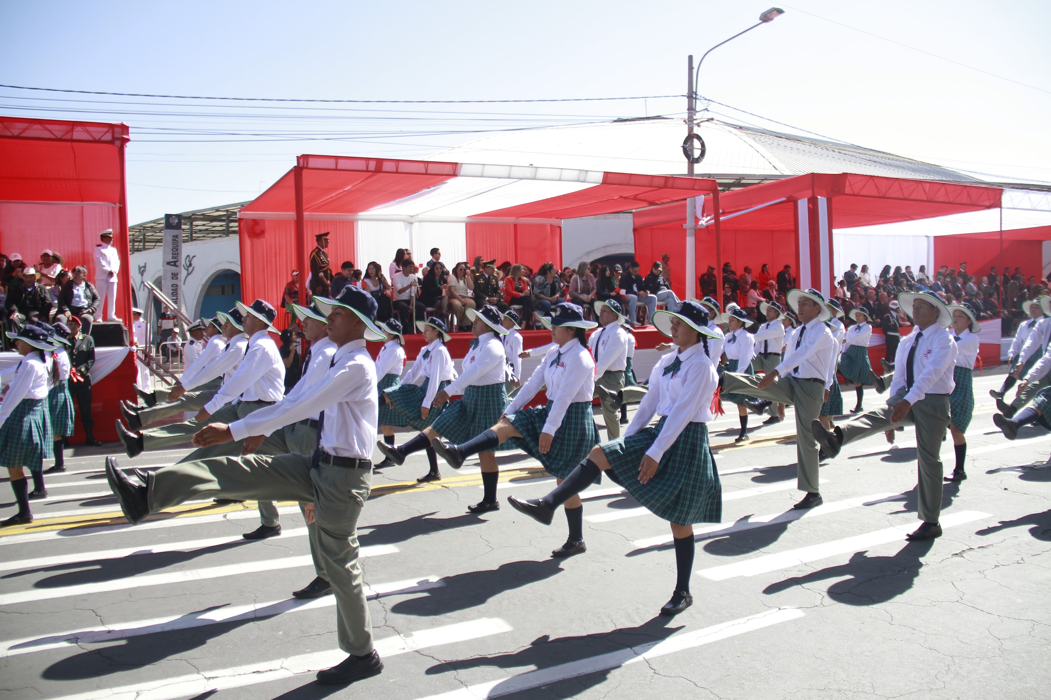 Carlos W. Sutton mostró gallardía por Fiestas Patrias. Foto: Leonardo Cuito.