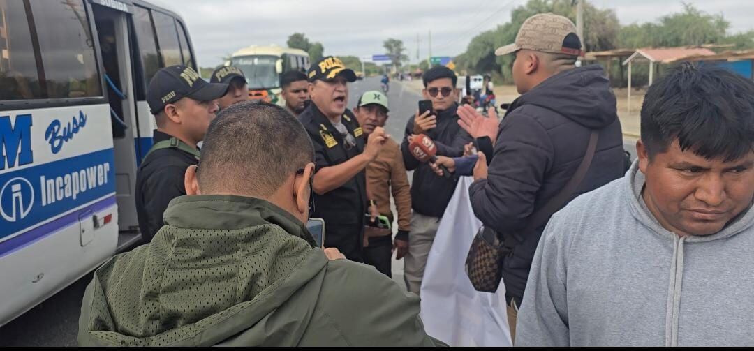 Un grupo de pobladores colocó llantas y ramas para bloquear la vía, a fin de evitar el tránsito de unidades que no acaten la medida de fuerza. (Foto: Tania Bautista)