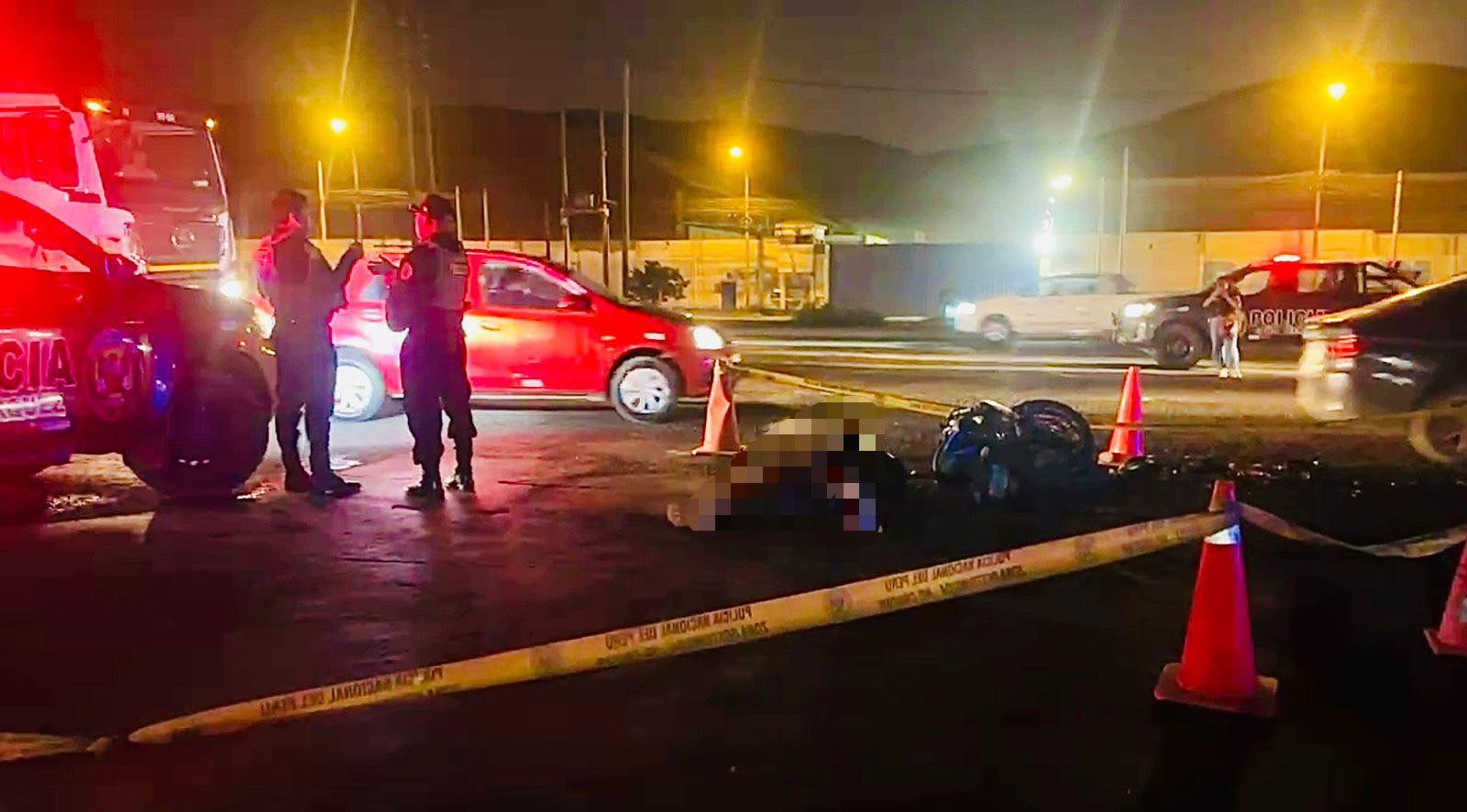 Testigos señalan que un camión cerró el paso a la motocicleta, provocando un choque fatal. (Imagen: Puerto Callao TV-Facebook)