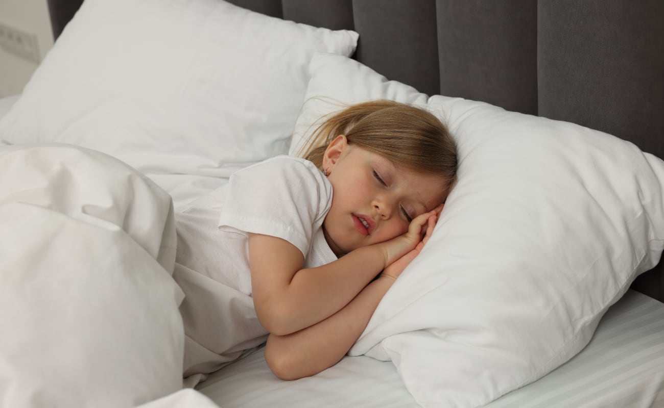 Los escolares requieren entre 9 y 12 horas de sueño, mientras que los adolescentes necesitan entre 8 y 10 horas, señala una especialista. Irritabilidad, somnolencia y problemas de concentración pueden alertar sobre un descanso insuficiente.