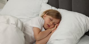 Los escolares requieren entre 9 y 12 horas de sueño, mientras que los adolescentes necesitan entre 8 y 10 horas, señala una especialista. Irritabilidad, somnolencia y problemas de concentración pueden alertar sobre un descanso insuficiente.