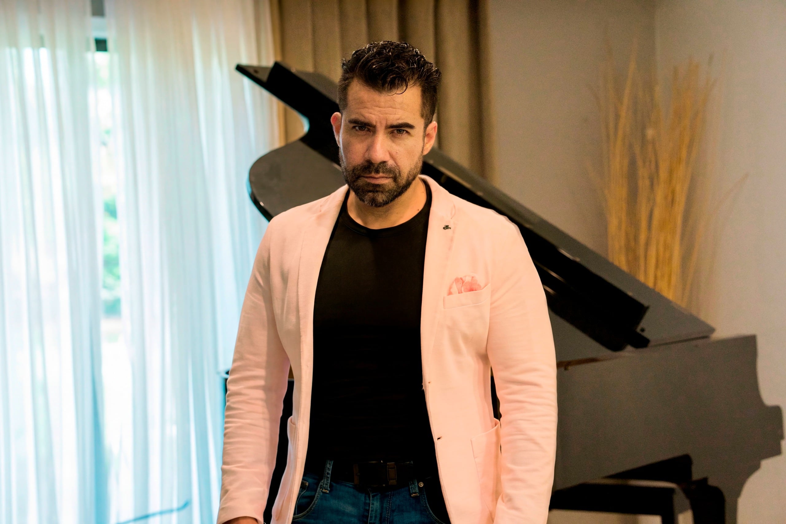 La producción, realizada junto al compositor puertorriqueño Jim Donato, combina influencias clásicas y modernas en una propuesta musical con enfoque internacional.