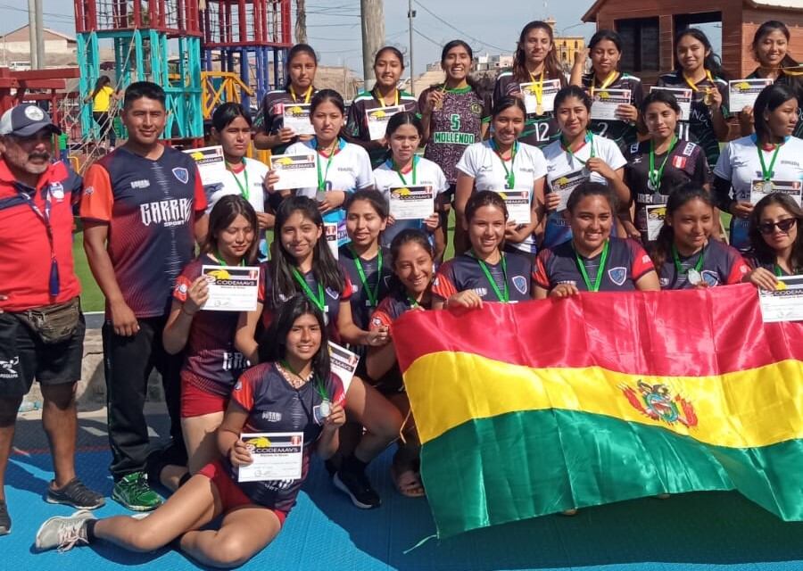 Deportistas de Bolivia en certamen de vóley realizado en Mollendo. Foto: Cortesía