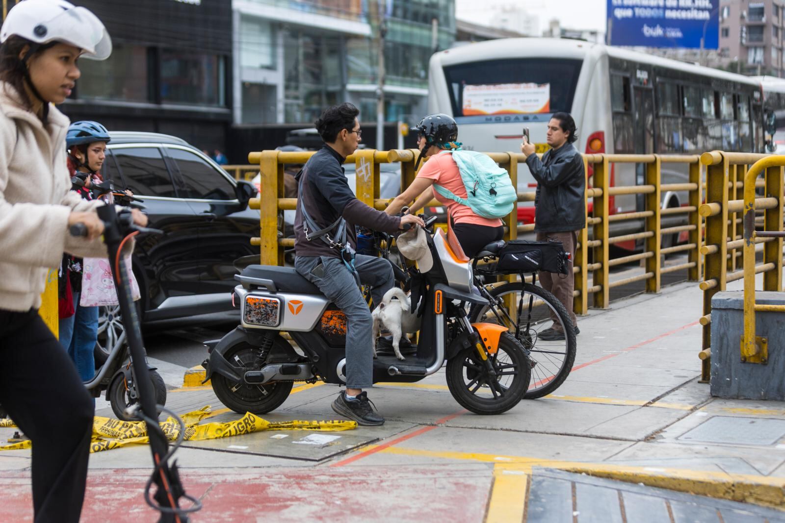 Motos eléctricas ponen en riesgo a ciclistas al invadir ciclovía de la avenida Arequipa. (Foto: GEC)