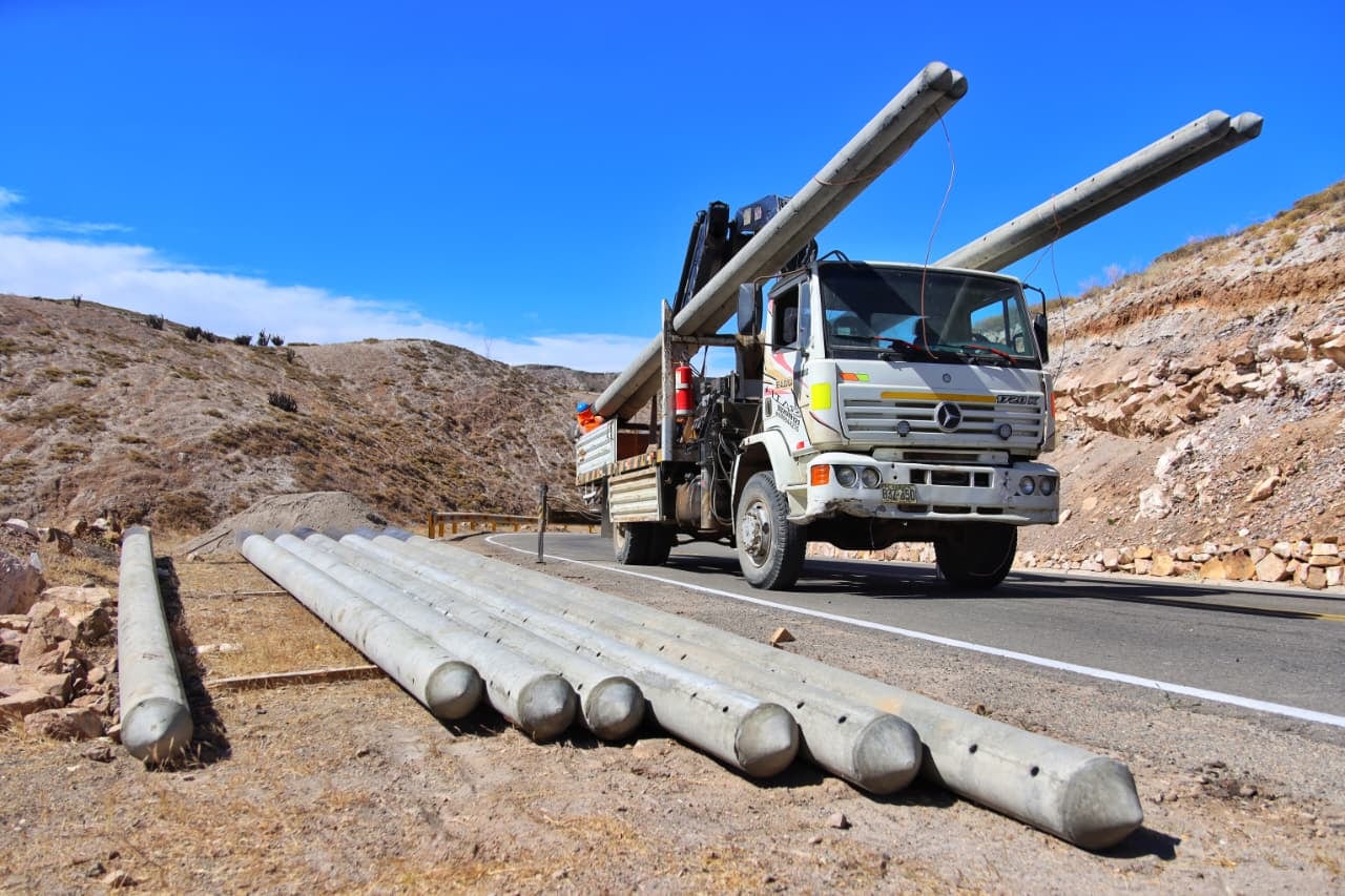 Avanza instalación de postes para electrificación de Polobaya (Foto: Gobierno Regional de Arequipa)