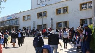 Madrugan en el frío para tener una cita en el hospital Honorio Delgado de Arequipa