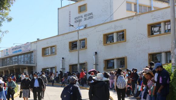 Largas colas en el Hospital Honorio Delgado de Arequipa. (Foto: GEC)