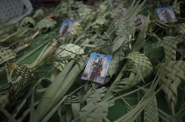 En Domingo de Ramos, los feligreses compran las palmas, las cuales se colocan tradicionalmente en las puertas de la viviendas. (Foto: Anthony Niño de Guzmán/ @photo.gec)