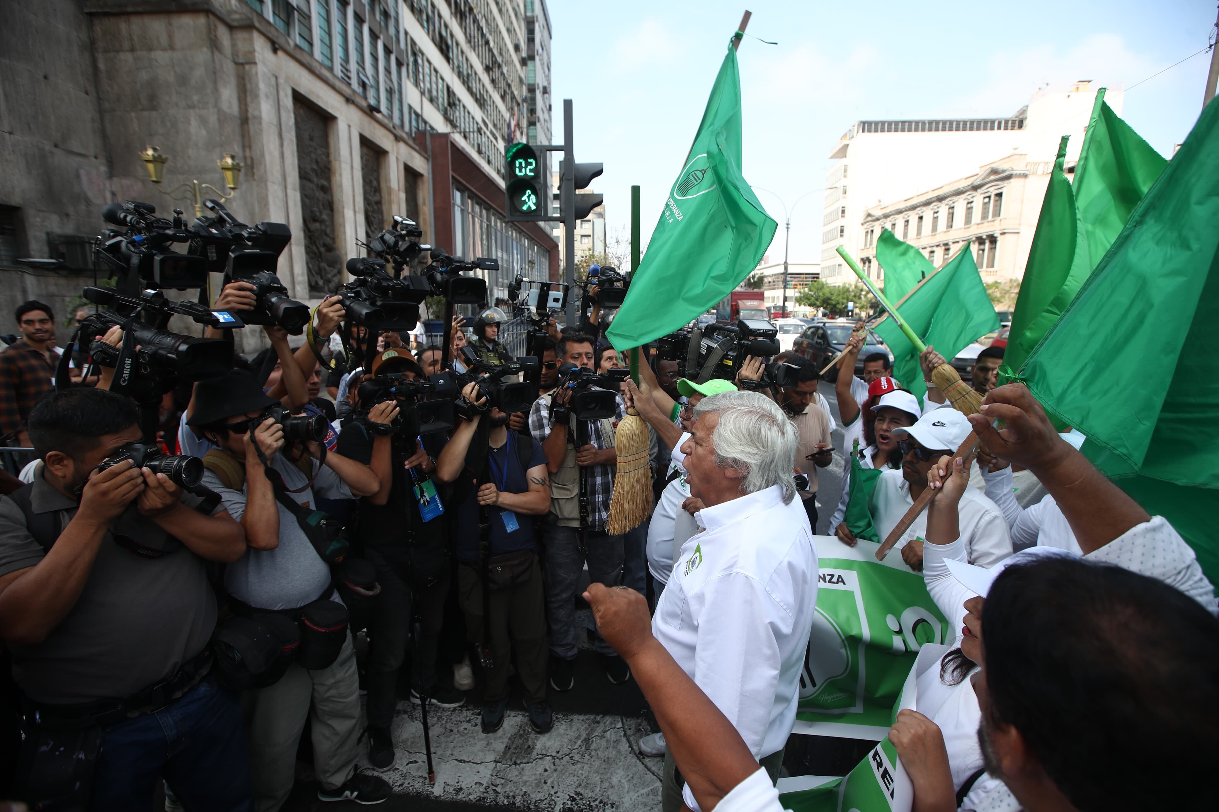 Enfrentamientos por Dina Boluarte y el caso Rolex en la sede del Ministerio Público. Fotos: jorge.cerdan/@photo.gec
