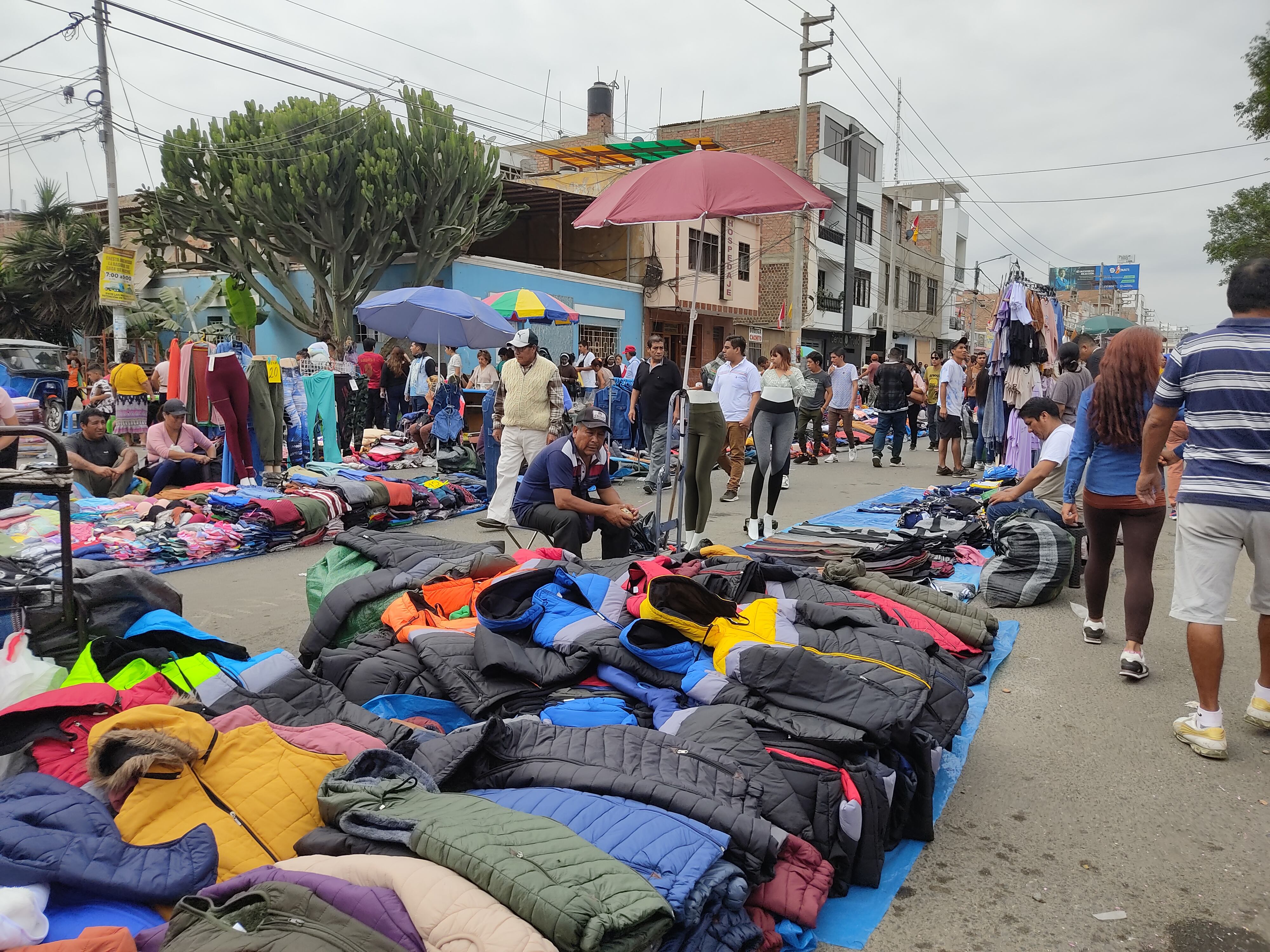 Municipalidad no pudo evitar que comerciantes tomen calles del centro de la ciudad.