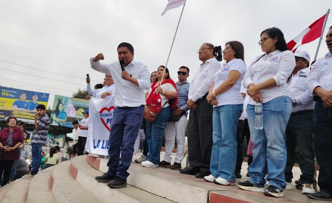 Aldo Carlos Mariños participó de una caminata.