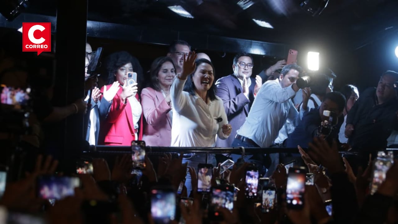 Keiko Fujimori tras ser proclamada presidenta por el JNE, saludó a sus simpatizantes. Foto: César Bueno/@photo.gec