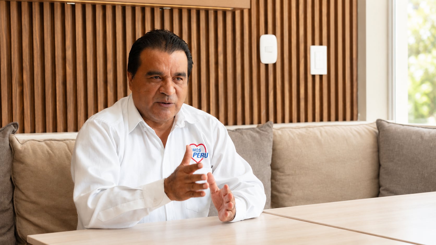 El candidato de Somos Perú da a conocer sus propuestas.