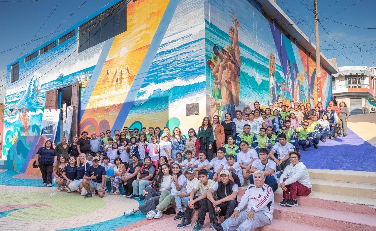 Intervención consistió en el pintado de fachadas de viviendas, un mural artístico en el mercado municipal y el acondicionamiento del piso de la Calle Arica.