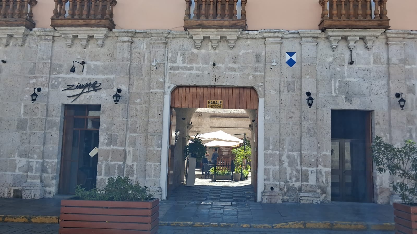 Colocan Escudo Azul en casona de Arequipa. (Foto: Flor Barrios/@photo.gec)