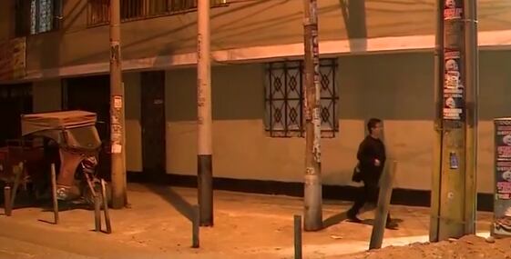 En menos de 10 metros de la calle Mar Caribe, en El Porvenir, se han instalado cinco postes que dificultan el paso peatonal. Piden intervención de las autoridades.