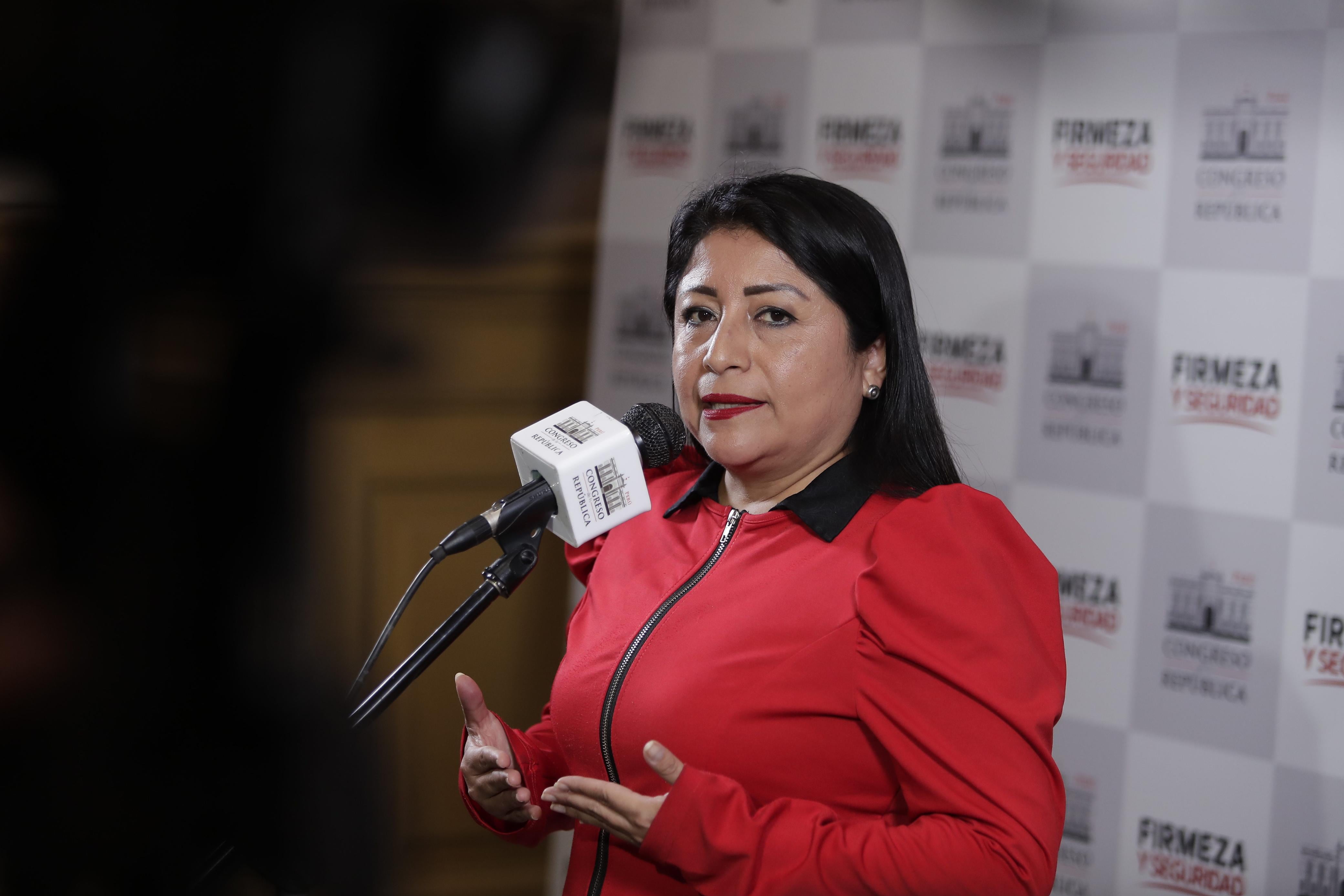 Primera ministra Denisse Miralles acudió este lunes al Congreso y brindó una conferencia de prensa.