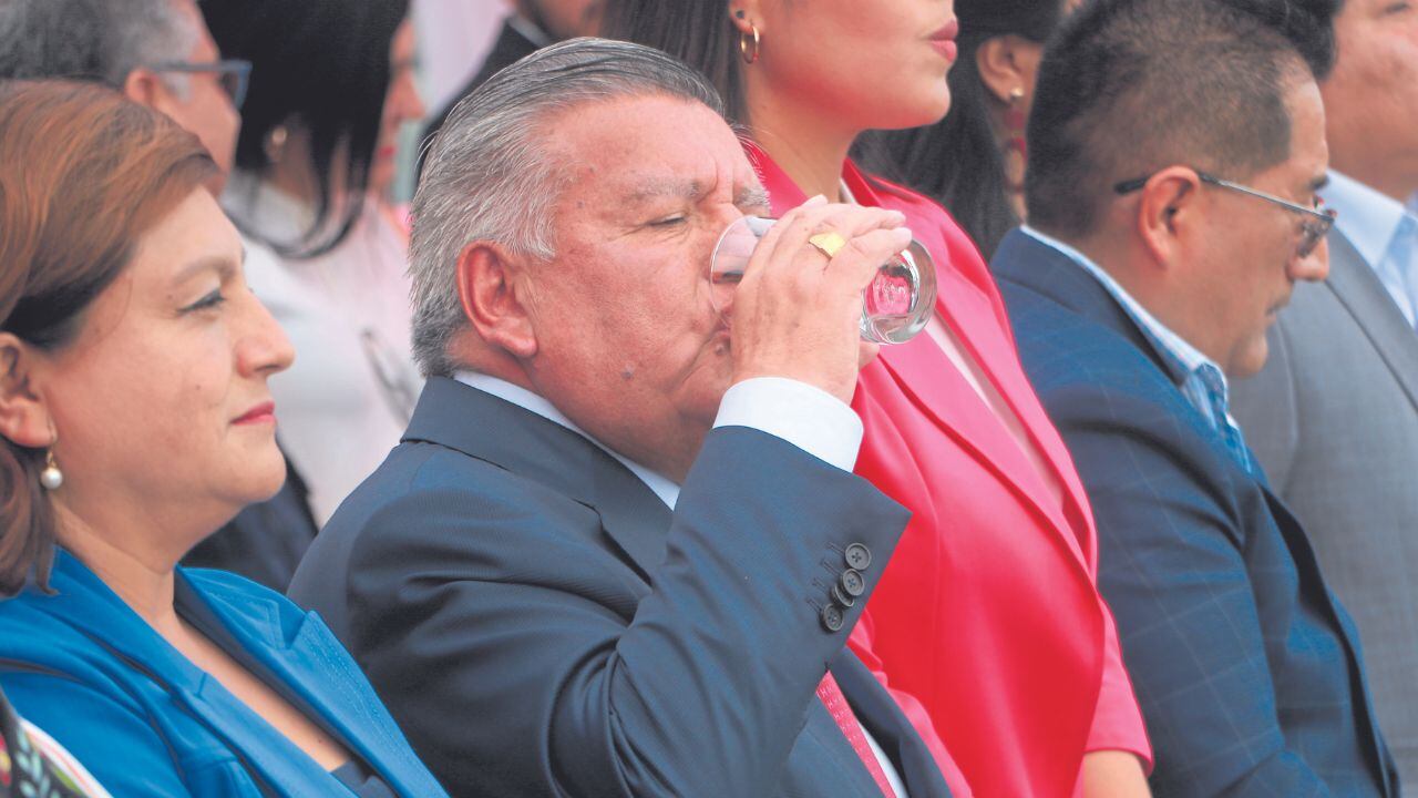 Exrivales políticos en las últimas elecciones y especialistas analizan gobierno de líder de APP. Mayoría lo califica de negativo.