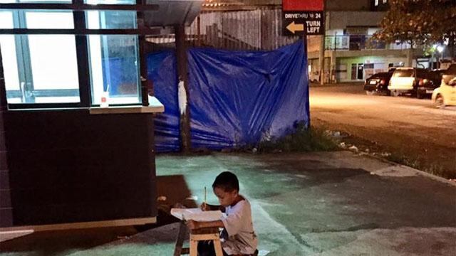 Facebook: Foto de niño estudiando en la noche conmueve las redes sociales 