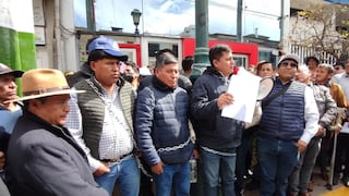 Huancayo: Alcaldes se encadenan para conseguir entrega de S/23 millones de utilidades