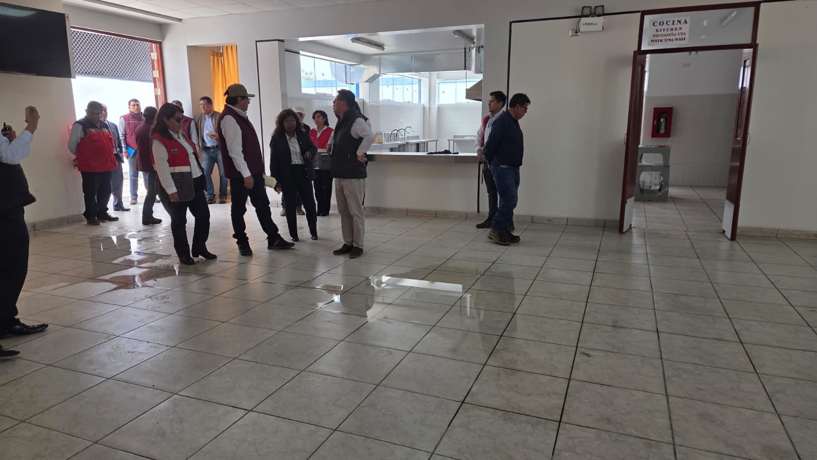 Autoridades inspeccionaron colegios en Cayma, Arequipa, afectados por lluvias. Foto: MINEDU.