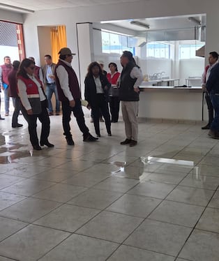 Autoridades inspeccionaron colegios en Cayma, Arequipa, afectados por lluvias. Foto: MINEDU.
