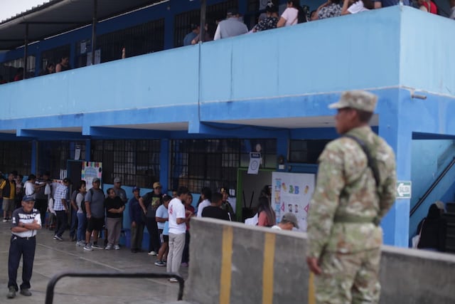 Se apertura las mesas de sufragio en el colegio San Luis Gonzaga de SJM, personas aún tienen quejas por el trabajo del personal de ONPE (Fotos: Julio Reaño/@photo.gec)