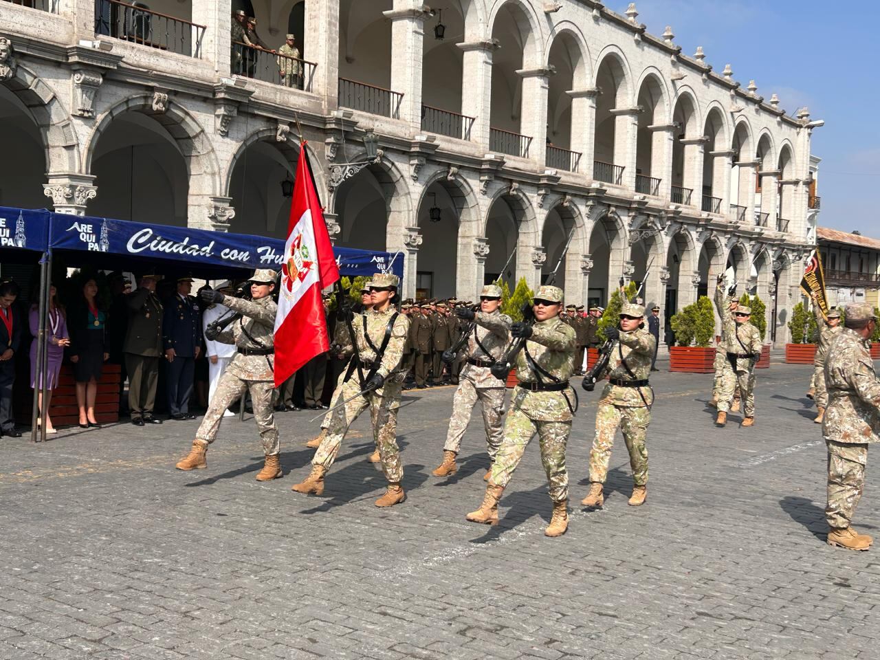 Mujeres de las Fuerzas Armadas desfilan en la Plaza de Armas. (Foto: GEC)