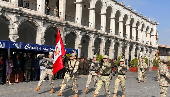 Mujeres de  las Fuerzas Armadas desfilan en la Plaza de Armas. (Foto: GEC)
