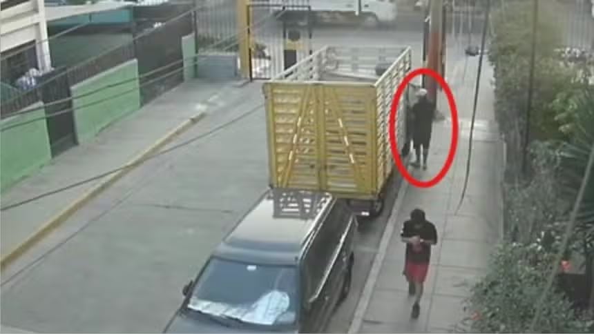 El robo ocurrió en el cruce del pasaje Bélgica con el jirón Andahuaylas. El propietario denunció que el vehículo era su principal fuente de ingresos y pidió que el caso sea esclarecido. (Imagen: RPP)