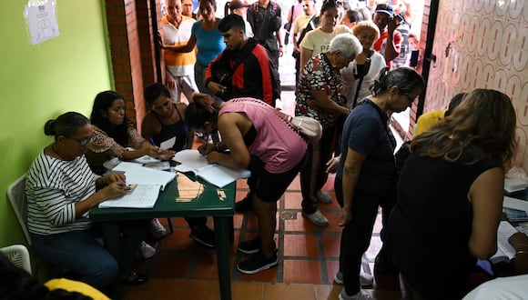 El documento con las propuestas, suscrito en un acto por dirigentes políticos y de la sociedad civil, será entregado el viernes al Consejo Nacional Electoral (CNE) (Foto de Federico Parra/AFP).