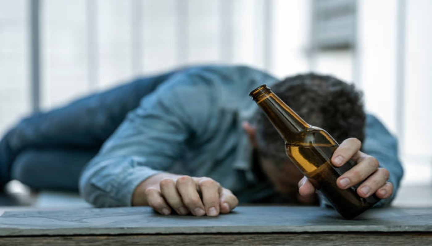 ¿Bebes cerveza? Descubre cómo el alcohol daña tus neuronas y las graves consecuencias que podría experimentar el cerebro. (Fuente: iStock)