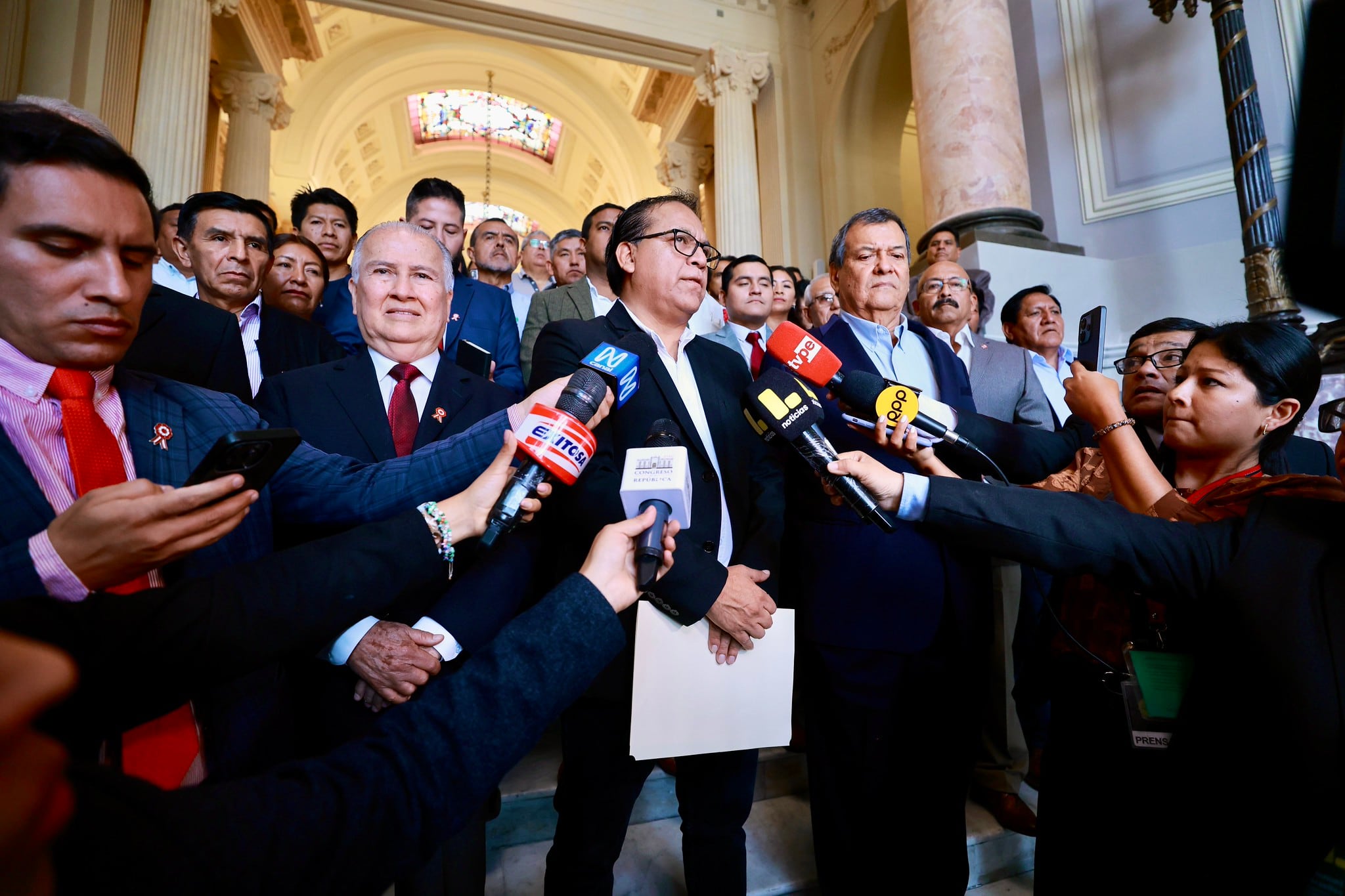 Roberto Sánchez, Jorge Nieto, Alfonso López Chau y Ricardo Belmont, excandidatos presidenciales, saludaron la conformación de listas de oposición en Senado y Cámara de Diputados. (Foto: Congreso)