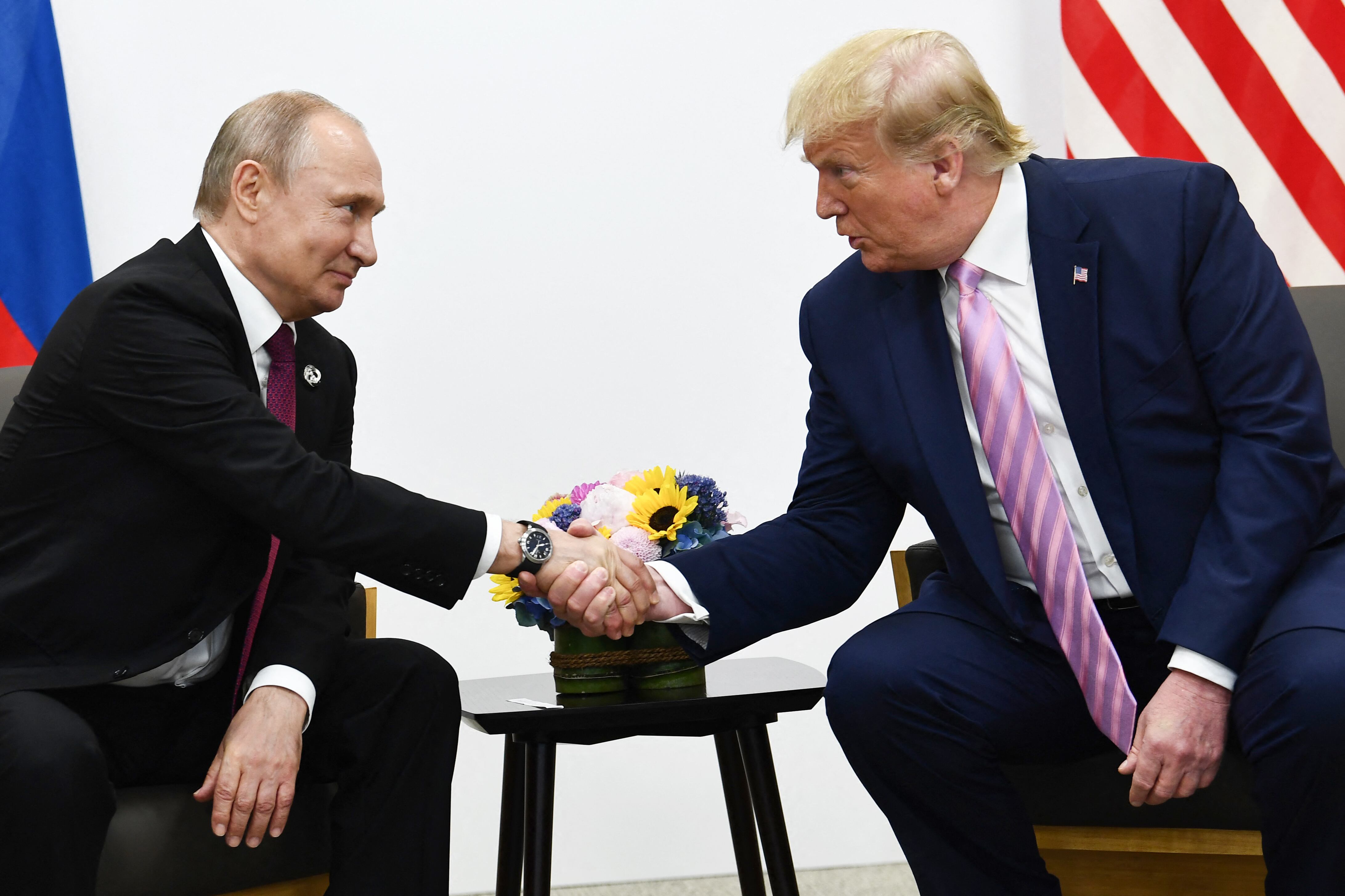 El presidente Donald Trump (der.) en una reunión con el mandatario ruso Vladimir Putin. Foto: Brendan Smialowski / AFP