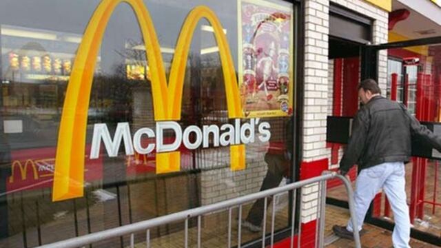 Empleados de McDonald's cubren cadáver con una sábana y siguen trabajando