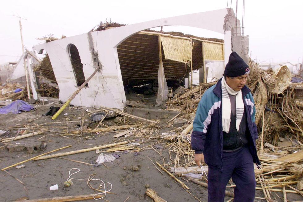 Una persona en Camaná busca sus pertenencias tras el poderoso sismo, seguido de un tsunami, que azotó el sur del Perú. De acuerdo al "USGS":https://earthquake.usgs.gov/earthquakes/eventpage/official20010623203314130_33#shakemap, su magnitud fue de 8,4 gra