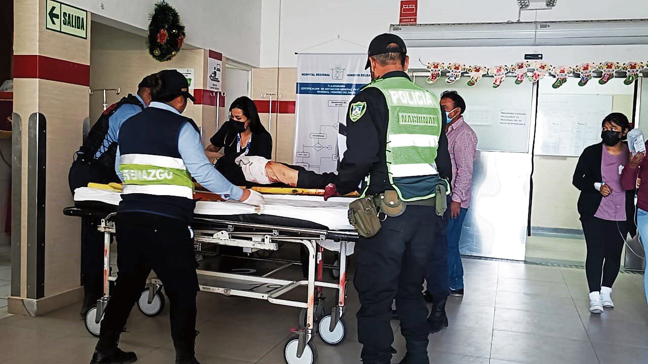 Los Policías ayudaron al herido y lo llevaron al hospital. (Foto: GEC)