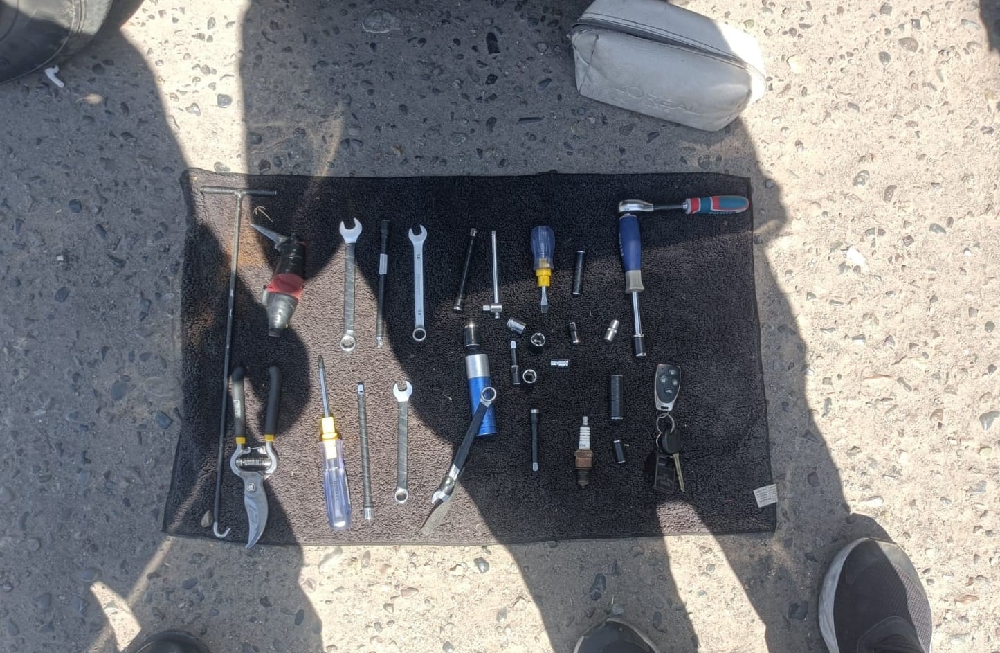 Policías halló instrumentos conocidos como "peine" para violentar chapas de vehículos, bujías para romper lunas y otros