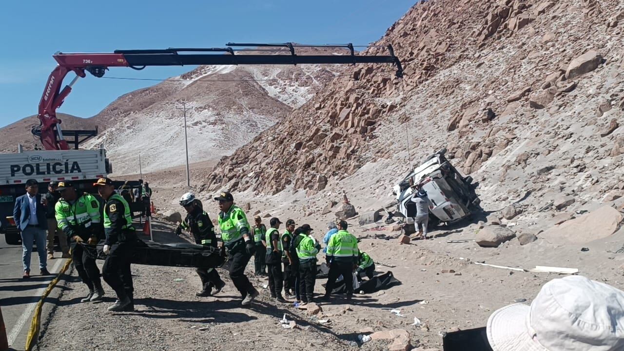 Miniván quedó destrozada luego de protagonizar accidente. (Foto: GEC)