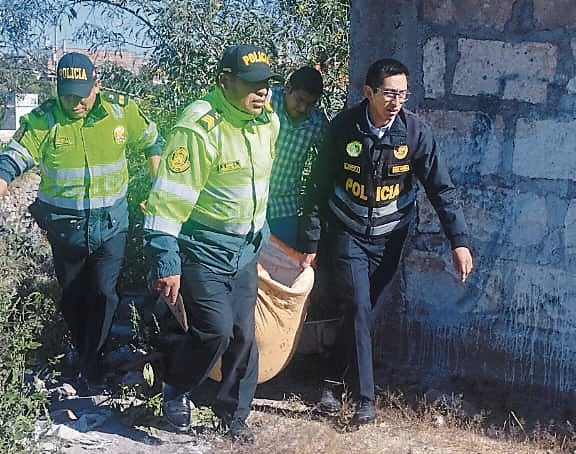 Cuerpo fue recuperado por los policías y trasladado a la morgue de Arequipa