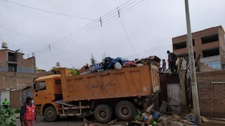 Limpian vivienda de Huancayo donde familia acumuló toneladas de basura durante 10 años 