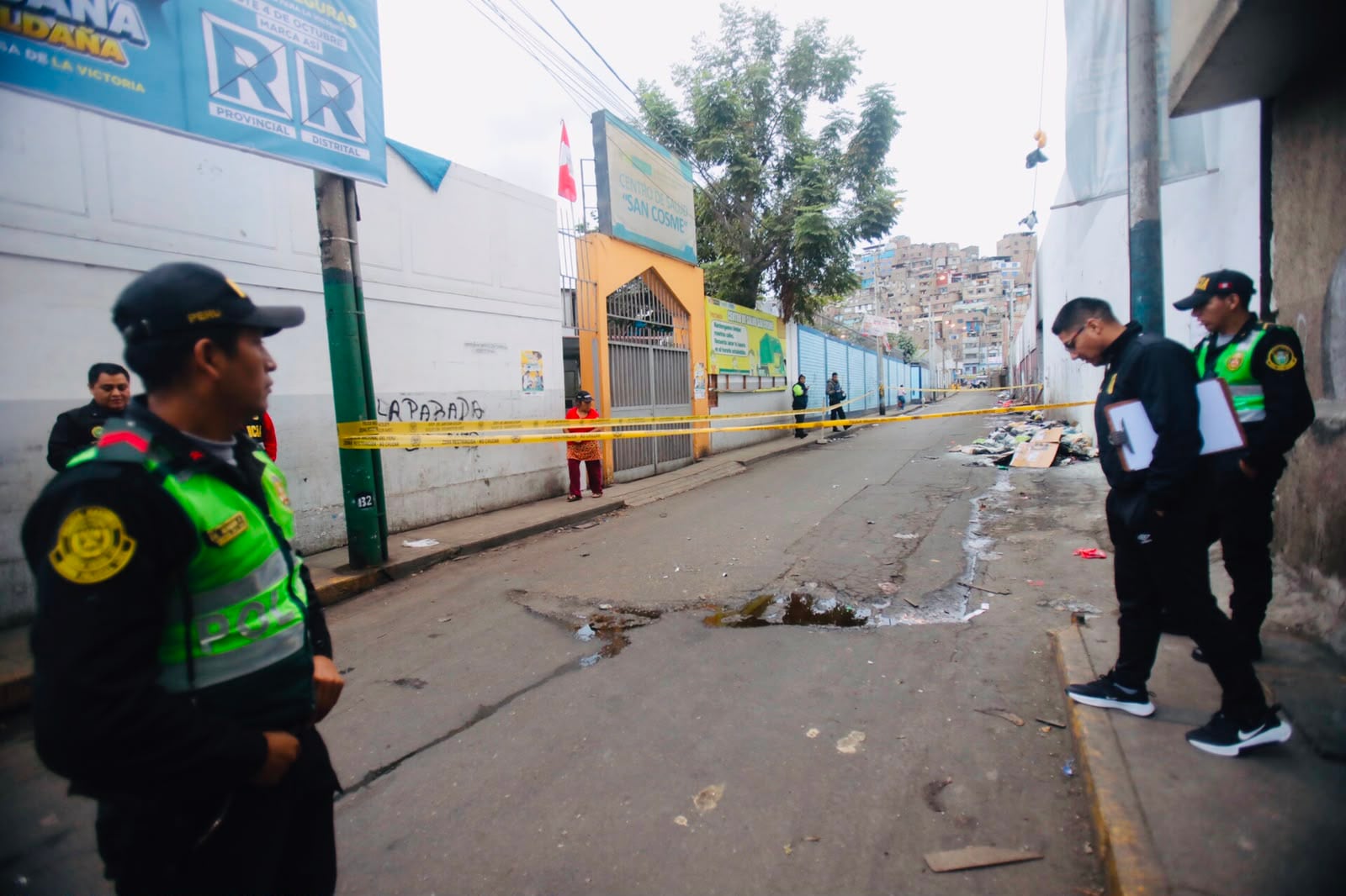 Agentes de la comisaría de San Cosme acordonaron el lugar para las diligencias de Criminalística. Una cámara de seguridad ubicada en la zona será revisada como parte de la investigación. (Fotos: César Grados/GEC)