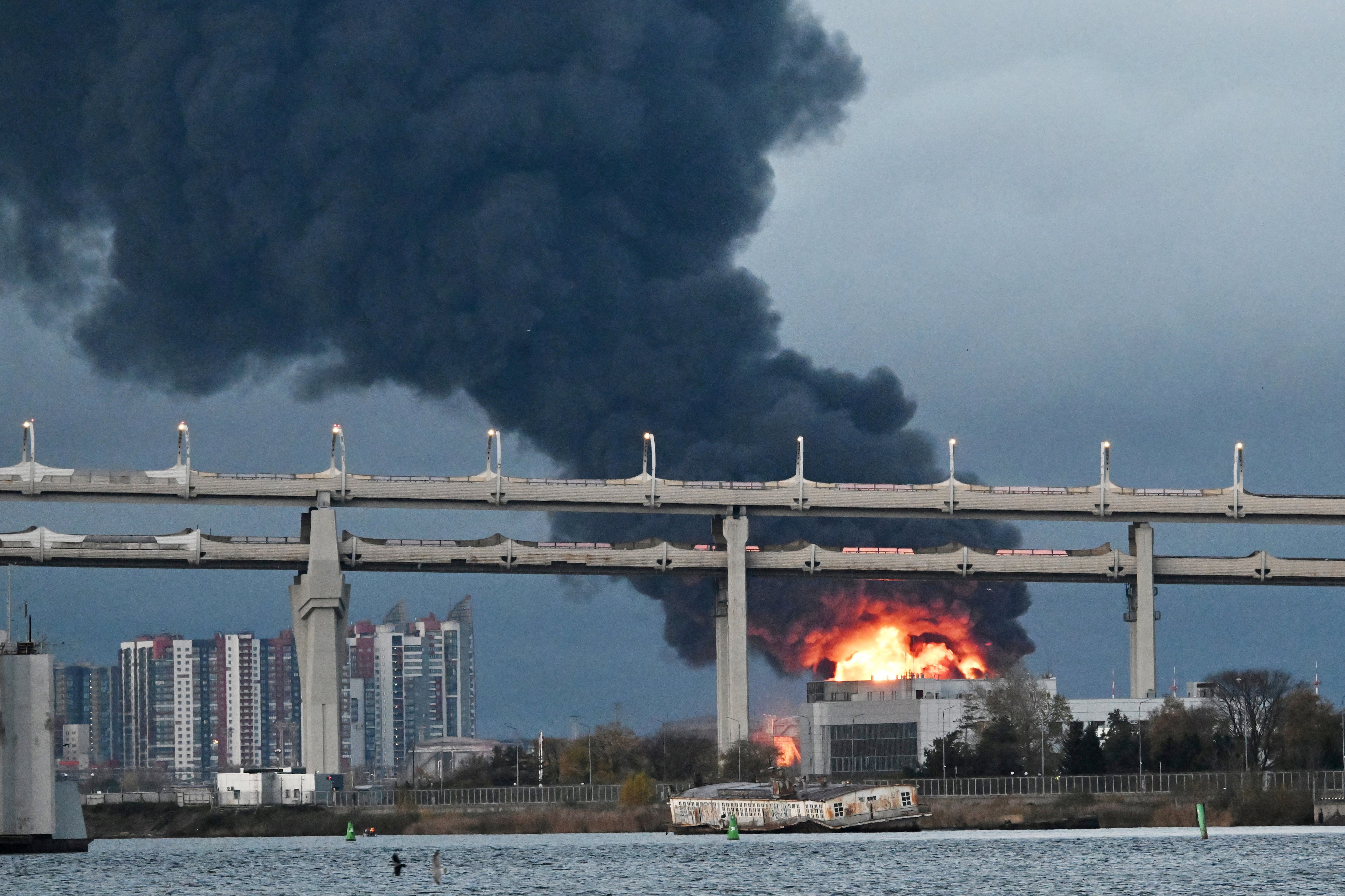 El humo se eleva sobre San Petersburgo tras un ataque aéreo contra la terminal petrolera de la ciudad el 18 de octubre de 2026, en medio de la invasión rusa de Ucrania. (Foto: AFP).