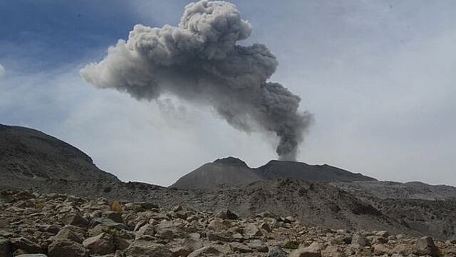 Volcán Sabancaya: hasta 42 explosiones por día se registran en coloso 